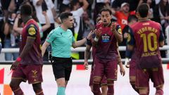 Quagliata gesticula ante el �rbitro en la acci�n del penalti que supuso el 1-1.