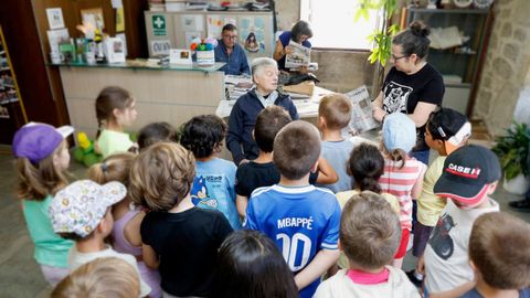 Alfonso Blanco, na Escola Habanera de Guitiriz, con rapaces do CEIP Lagostelle, na exposici&oacute;n que o colexio lle dedicou o mes pasado