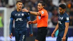 El colegiado venezolano Jess Valenzuela durante la final de la Copa Intercontinental celebrada en Doha entre el Real Madrid y el Pachuca.