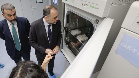 El conselleiro de Sanidade, Julio Garca Comesaa, este mircoles, en el Centro de Fabricacin de Terapias Avanzadas, en Santiago de Compostela.