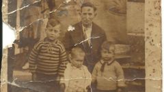 Marcial, el abuelo de Miguel, junto a sus tres hijos.