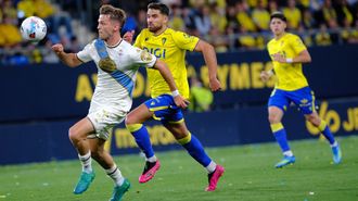 Arnau Comas trata de controlar el bal&oacute;n durante el partido de C&aacute;diz