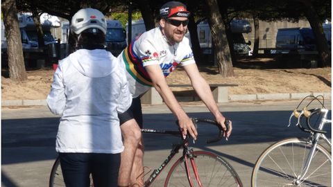 Un participante de la Clasicona, la marcha cicloturista no competitiva que se celebra en Gij�n y en la que se homenajea al ciclismo cl�sico 
