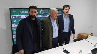 Guillermo Fern�ndez Romo, Manuel Ansede y �lex V�zquez en la presentaci�n del nuevo entrenador del Racing.