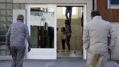 Pacientes entrando a un centro de salud en Ribeira