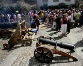 Una catapulta y un ca��n contribuyen a la ambientaci�n de �poca.