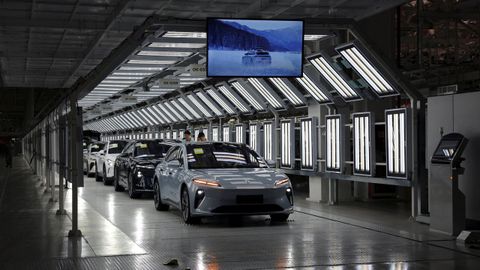 Veh�culos el�ctricos chinos en una base de Per�, listos para distribuirlos por el mercado suramericano, donde los asi�ticos est�n ganando terreno a los coches europeos y estadounidenses.