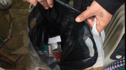 Carlos Acevedo muestra su bolsa de medicinas