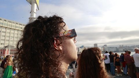 Eclipse total desde el paseo mar�timo de A Coru�a y las playas de Riazor y el Orz�n
