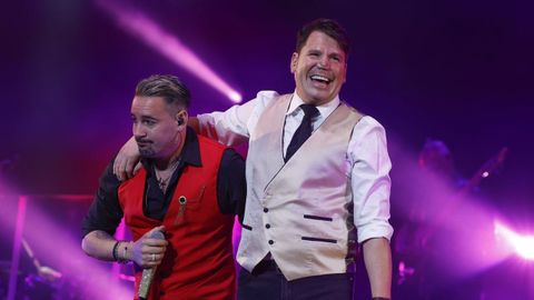 Andy, de rojo, y Lucas Gonzlez, de blanco, en su ltimo concierto juntos