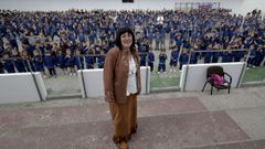 La profesora del Calasanz Elena Parada, ayer en el pabell�n del colegio, con todos los alumnos reunidos para despedirla en su jubilaci�n