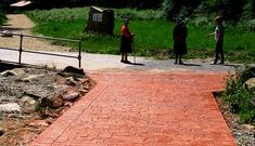 El uso de hormig�n impreso pretende garantizar el paso por los puentes del paseo. 