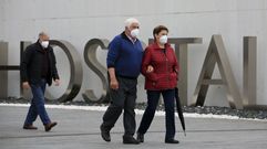 Personas con mascarilla en la entrada del HULA, que tiene en estos momentos cinco pacientes ingresados con covid-19