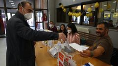 Un momento de la votaci�n, este mi�rcoles, en el campus de Pontevedra