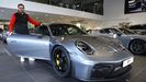 Ignacio Mart�nez ense�a el Porsche 911 GT3 repleto de detalles en carbono, que tienen a la venta en Centro Porsche A Coru�a