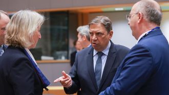  La ministra delegada francesa para el Mar y la Pesca, Catherine Chabaud, y el ministro espa�ol de Agricultura, Pesca y Alimentaci�n, Luis Planas (centro), con el comisario Kadis, antes de una reuni�n del Consejo de Agricultura y Pesca en Bruselas