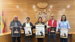 Miembros de las cofrad&iacute;as, t&eacute;cnicas municipales y Caridad Gonz&aacute;lez presentaron el cartel