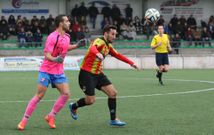 El cercedense Cano y el larach�s Iago Iglesias disputando un bal�n en el derbi del domingo. 