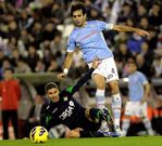 Salva Sevilla pugnando con Oubi�a por un bal�n en el partido de ida en Bala�dos.
