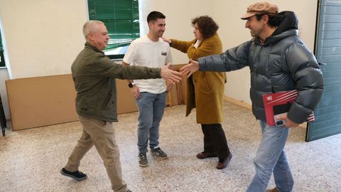 La alcaldesa, a la que acompa&ntilde;&oacute; el concejal de Obras, Xes&uacute;s Dom&iacute;nguez, saluda al presidente de la asociaci&oacute;n vecinal de Busto, Jos&eacute; Antonio Montaos.