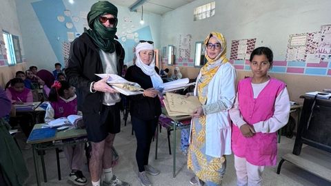 �lvaro y Eva, en la entrega de las cartas a los j�venes