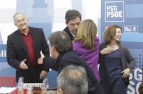 Mar Barc�n, a la derecha, con G�mez Besteiro y M�ndez Romeu, ayer en A Coru�a. 