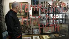Pintadas con insultos a Tenreiro tras su acci�n en la tumba de Franco