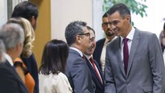 El presidente del Gobierno, Pedro Snchez, saluda al ministro de la Presidencia, Justicia y Relaciones con las Cortes, Flix Bolaos.