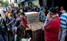 Avalancha ante un almacn de Caracas para comprar electrodomsticos antes de que la devaluacin del bolvar afecte a su precio