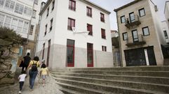 El edificio reconstruido tiene frente a la Praza Vella y consta de un bajo comercial y dos viviendas