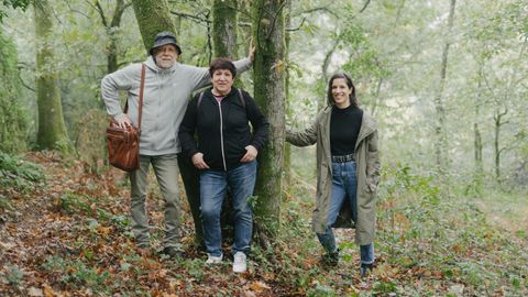 Pablo Rodrguez  Oitabn , Concha Domnguez, y su hija Paula Rodrguez, en una de las entradas al bosque de Ridimoas, en Beade.