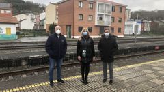 Ana Prieto y Javier Cerqueiro, a la derecha, en las v�as del tren en Sarria