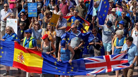 Más de un centenar de residentes británicos se concentraron el domingo en Málaga para protestar contra el «brexit», portando banderas del Reino Unido, España y la Unión Europea.