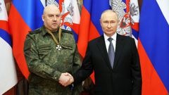 El general Sergei Surovikin junto al presidente ruso Vladimir Putin en diciembre del 2022