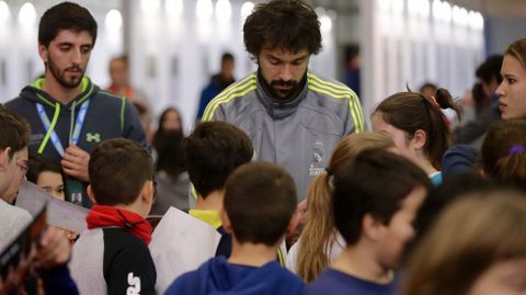 El jugador del Real Madrid, Sergio Llull firma aut�grafos a los m�s peque�os