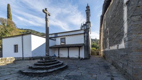 Iglesia de San Salvador de Hospital, en el municipio de Quiroga, construida principalmente a base de pizarra