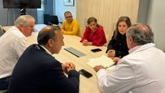 El gerente de la rea santitaria de Lugo, A Maria y Monforte, reunido das atrs con los alcaldes populares de Xove (Demetrio Salgueiro), Cervo (Dolores Garca Carams), Viveiro (Maria Gueimunde) y O Vicedo (Jess Novo)