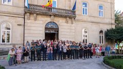 Minuto de silencio. Decenas de personas se concentraron este lunes frente al Ayuntamiento para guardar un minuto de silencio por la muerte de la mujer y rechazar cualquier tipo de violencia; los servicios sociales locales se han puesto a disposici�n de la familia por el impacto de lo ocurrido. Cele Rodr�guez