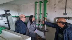 El director de Educaci�n comprob� que las tuber�as del IES de Beade son pl�sticas.