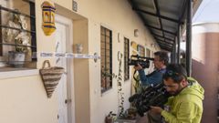 Vivienda precintada donde la Polic�a Nacional ha hallado el cuerpo sin vida de una mujer de 60 a�os presuntamente asesinada por su hijo
