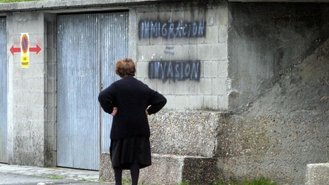 Una pintada xen�foba en Vilaboa, en una foto de archivo