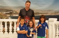 Benjam�n y Pura Di�guez, junto a Carlota Garc�a, en Salobre�a. 