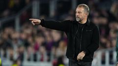 El tcnico del Bara, Hansi Flick, dando instrucciones a los suyos durante el partido de Champions League frente alEintracht de Frncfort.