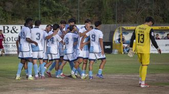Los jugadores del Compostela celebran el gol conseguido por Turbi