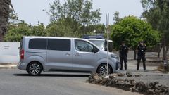 El presidente del Gobierno, Pedro S�nchez, inici� este s�bado sus vacaciones en Lanzarote junto a su familia. En la imagen, el jefe del Ejecutivo llega a la residencia real de La Mareta en una furgoneta.
