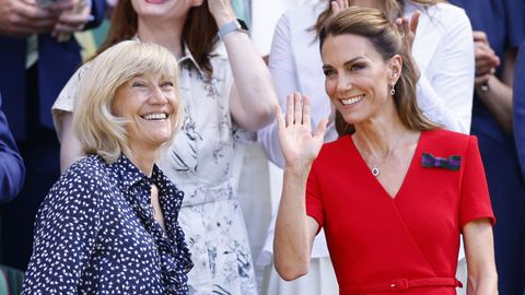 Kate Middleton saludando desde la grada