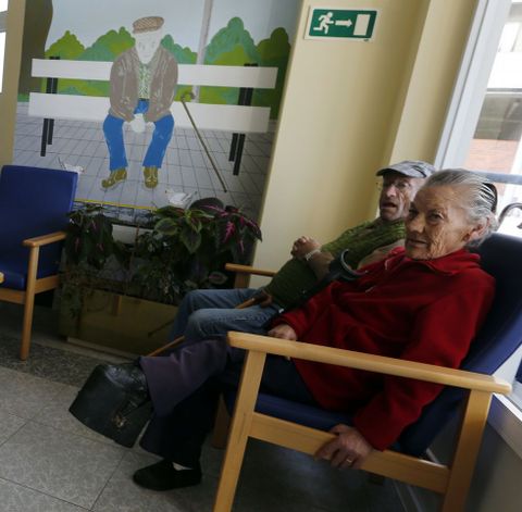 Dos usuarios del geri�trico de Burela, en una imagen tomada d�as atr�s. 