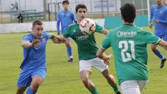 El burelense Huguito pugna por un baln en el duelo ante el O Val