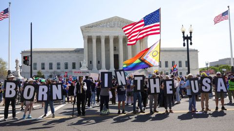 Manifestantes ante la sede del Tribunal Supremo
