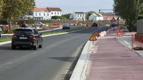 Carril bici del mismo color que en el puerto. La franja reservada a los ciclistas es roja, como la que se aplicar en las sucesivas fases de abrir Ferrol al mar.